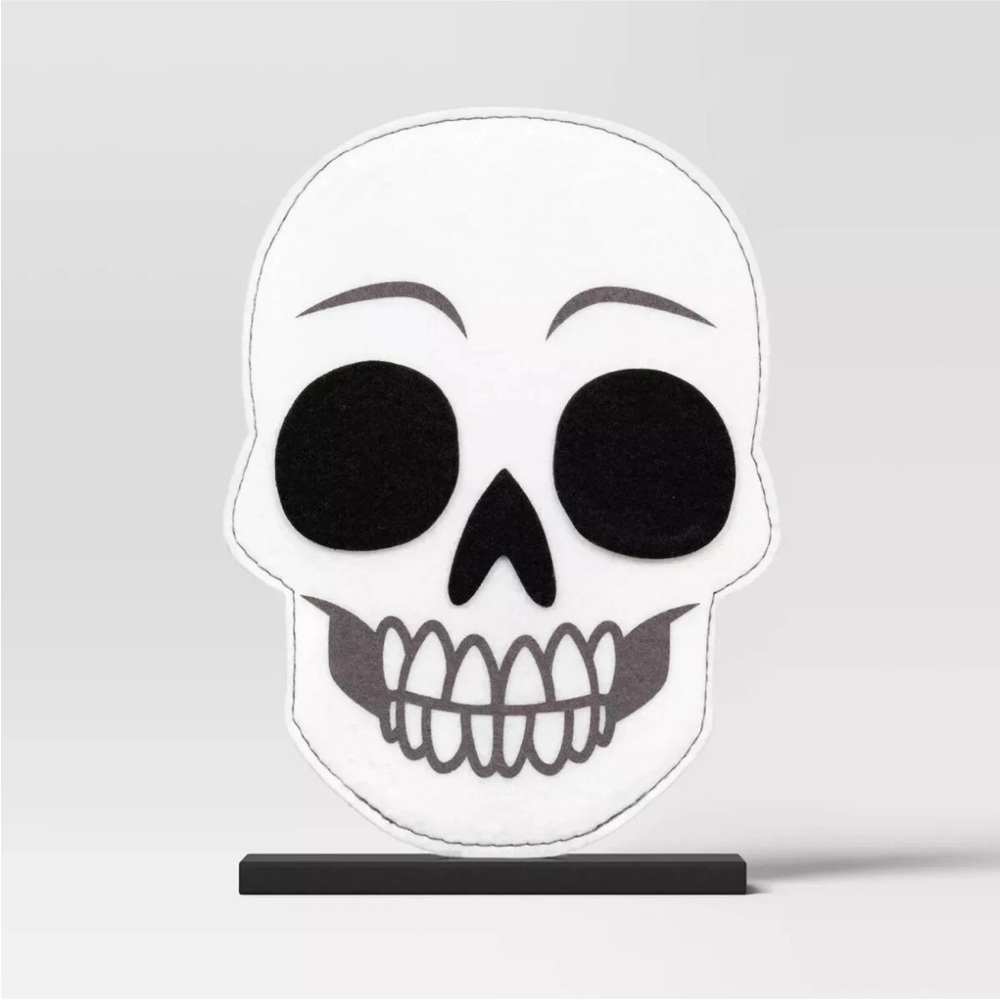 NWT Felt Skull Target Hyde & EEK! Boutique White on Black Stand